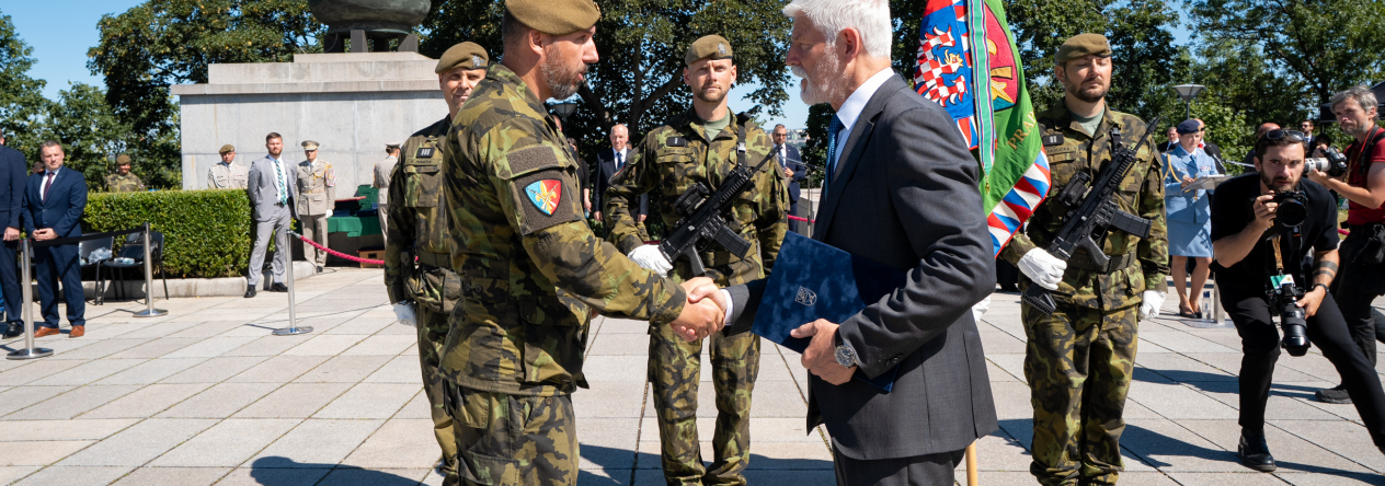 72. mechanizovaný prapor vyznamenán Záslužným křížem ministryně obrany ČR I. stupně