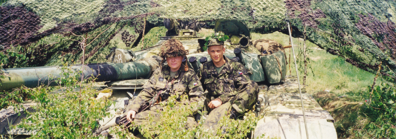 K činnosti 72. mechanizovaného praporu s krycím číslem VÚ 3866 se zachovala celá řada fotografií zejména v soukromých sbírkách, odkud pochází i tato, s maskovaným tankem T-72 někde v prostoru VVP Libavá. 