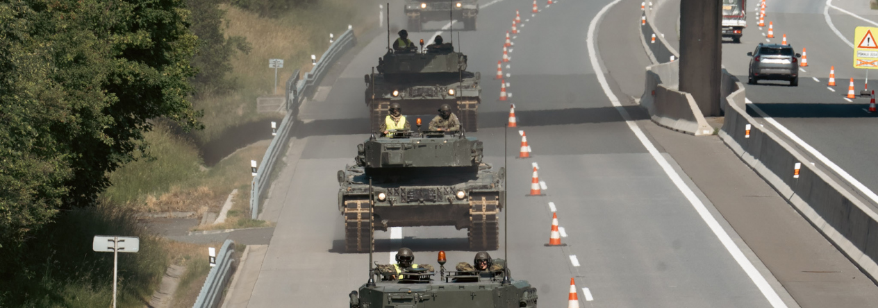 Z přáslavické posádky zamířila v devět ráno kolona tanků Leopard 2A4 doprovázená vyprošťovacími pásovými vozidly a vojenskou policií. Po celý den nacvičovala přesun po úseku dálnice D35. 
