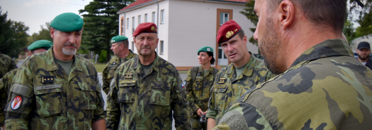 1._ngs_v_posadce_praslavice_s_velitelem_7._mechanizovane_brigady_a_velitelem_pozs.jpg