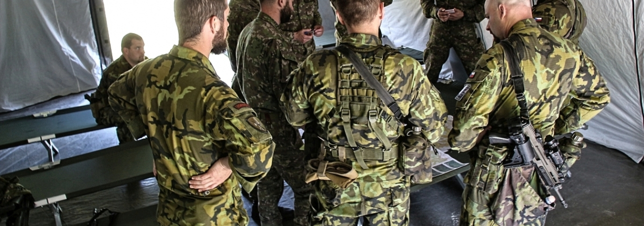 01_rozhodci_pozoruji_vydani_bojoveho_rozkazu_slovenskych_vojaku.jpg