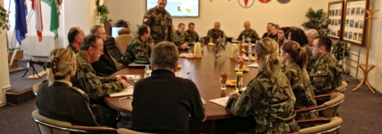 01_velitel_7._mb_plukovnik_lipka_vita_ucastniky_setkani_v_posadce_hranice_web.jpg