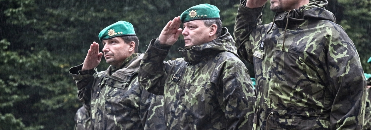 01_zastupce_velitele_plukovnik_david_nacelnik_stabu_plukovnik_zezula_a_vrchni_praporcik_nadpraporcik_konvalinka_vzdavaji_poctu_u_pamatniku_ceskoslovenskeho_armadniho_sboru.jpg