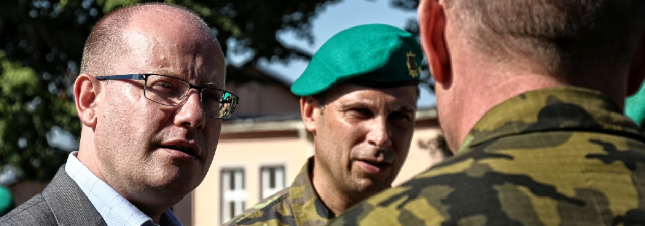 03_premier_v_rozhovoru_s_vojaky_u_pristavene_techniky.jpg