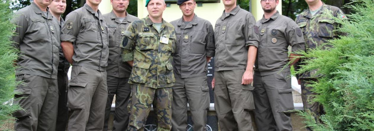 spolecna_fotografie_pred_pamatnikem_akademiku.jpg