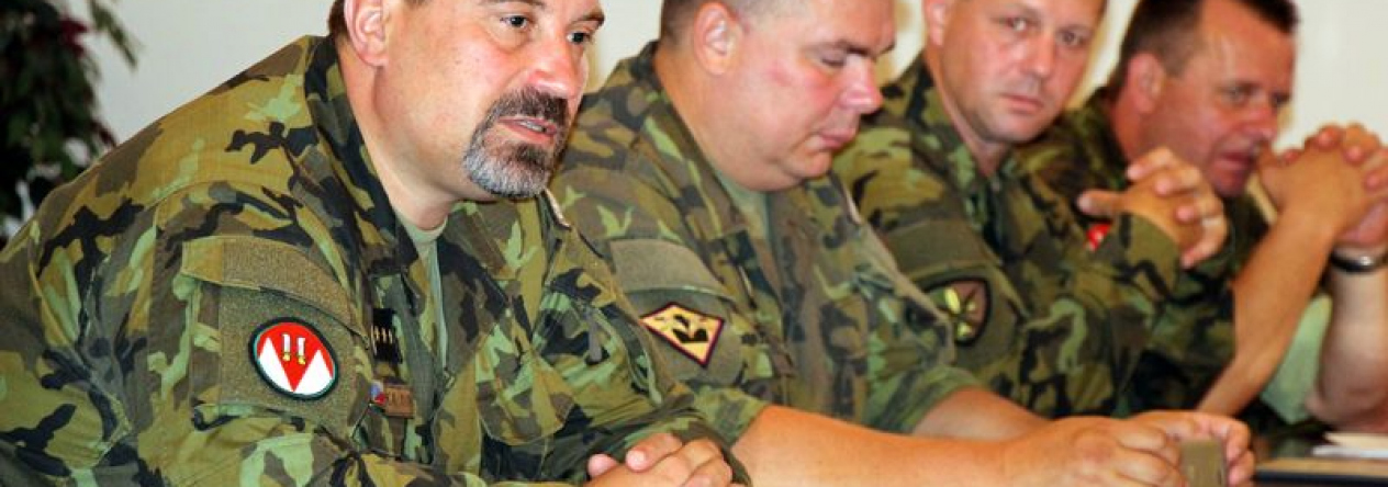 velitel_brigady_plukovnik_lipka_vita_nove_dustojniky.jpg
