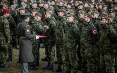 Slavnostní nástup po návratu z mise ze Slovenska
