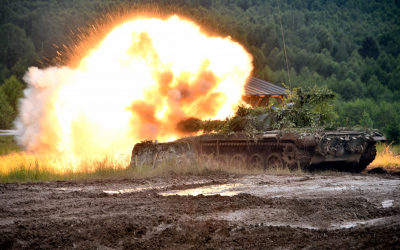 Jeden z posledních výstřelů tanku T-72M4 CZ na akci BAHNA 2022 než jej začal postupně nahrazovat německý tank Leopard 2A4. Původní sovětská verze tanku T-72 po provedené modernizaci sloužila dvacet let u přáslavického tankového praporu. 