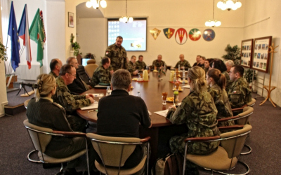 01_velitel_7._mb_plukovnik_lipka_vita_ucastniky_setkani_v_posadce_hranice_web.jpg
