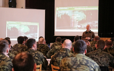 01_zastupce_ridiciho_cviceni_major_kominek_v_uvodu_konference.jpg