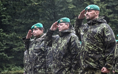 01_zastupce_velitele_plukovnik_david_nacelnik_stabu_plukovnik_zezula_a_vrchni_praporcik_nadpraporcik_konvalinka_vzdavaji_poctu_u_pamatniku_ceskoslovenskeho_armadniho_sboru.jpg