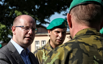 03_premier_v_rozhovoru_s_vojaky_u_pristavene_techniky.jpg