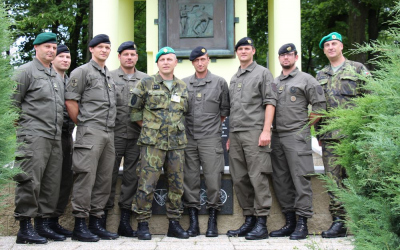 spolecna_fotografie_pred_pamatnikem_akademiku.jpg