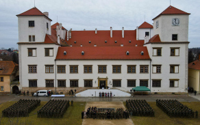Slavnostní nástup po návratu z mise ze Slovenska