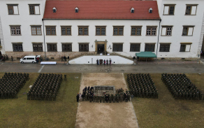 Slavnostní nástup po návratu z mise ze Slovenska