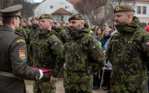 Slavnostní nástup po návratu z mise ze Slovenska
