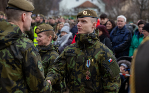 Slavnostní nástup po návratu z mise ze Slovenska