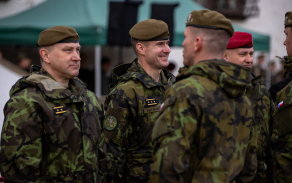 Slavnostní nástup po návratu z mise ze Slovenska