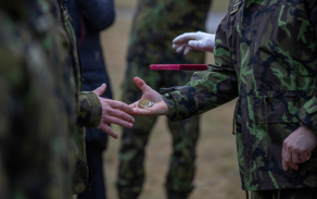 Slavnostní nástup po návratu z mise ze Slovenska