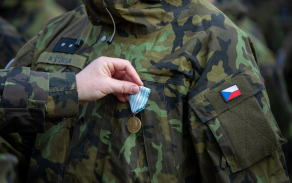 Slavnostní nástup po návratu z mise ze Slovenska