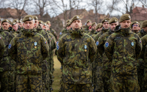 Slavnostní nástup po návratu z mise ze Slovenska
