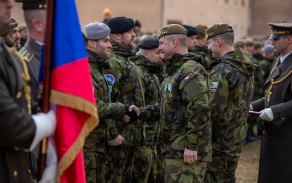 Slavnostní nástup po návratu z mise ze Slovenska