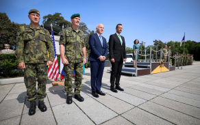 Slavnostní nástup po návratu z mise ze Slovenska Vítkov 71. mpr