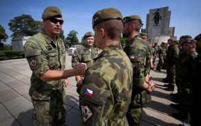 Slavnostní nástup po návratu z mise ze Slovenska Vítkov 71. mpr