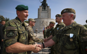 Slavnostní nástup po návratu z mise ze Slovenska Vítkov 71. mpr
