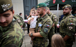 Slavnostní nástup po návratu z mise ze Slovenska Vítkov 71. mpr