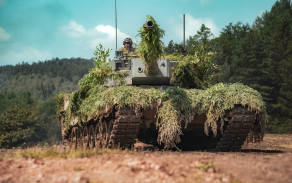 Maskovaný Leopard 2A4 při výcviku 73. tpr