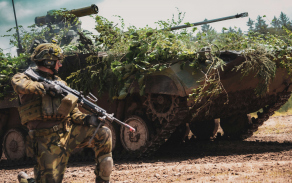 Střelec s bojovým vozidlem pěchoty BVP-2