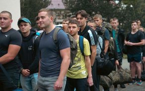 Léto v maskáčích právě začalo! 1. ročník dobrovolného vojenského cvičení pro středoškoláky odstartoval v posádce Přáslavice