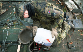 Doplňování kapalin do Leopardu 2A4