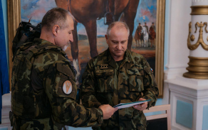 Předání certifikátu gen. Vlčkem, veliteli 7. bÚU gen. Mikula