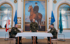 Slavnostní předání certifikátu, gen. Mikula, gen. Vlček, plk. Batko