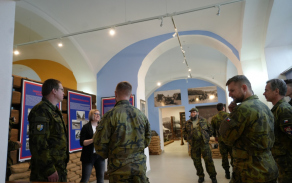  Účastníci využili i příležitost prohlédnout si historické prostory hranických kasáren.