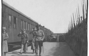 Nejslavnější generál československých legií Radola Gajda, nazývaný též někdy jako „Sibiřský lev“, při jedné z mnoha přehlídek našich vojsk v Rusku. Zcela vlevo je jasně viditelný jeden z jeho pobočníků, kapitán Bohuslav Maleček. 