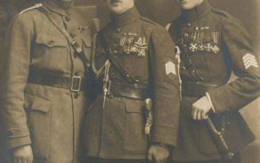Unikátní fotografie všech tří pobočníků generála Gajdy. Zleva kpt. Mach, kpt. Maleček a kpt. Šrom.