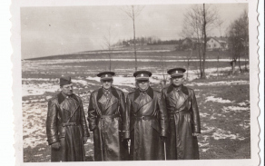 Snímek z jara 1938. Na neznámém místě zachytil zleva velitele 1./2. cyklistické roty škpt. pěch. Bedřicha Wizinu, zástupce velitele praporu pplk. pěch. Otakara Anděla, velitele praporu plk. pěch. Bohuslava Malečka a jeho pobočníka, škpt. pěch. Jaroslava Ježka.