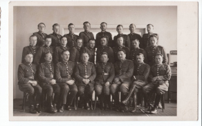 Cyklistický prapor 2 musel 30. března 1939 odevzdat svoji standartu. Téhož dne byl pořízen i skupinový snímek důstojníků praporu. Jeho velitel, plk. pěch. Bohuslav Maleček sedící čtvrtý zleva se stane jediným důstojníkem této jednotky, který během okupace zahyne. Významnou osobností se během válečných let stane por. pěch. Oldřich Talášek, v třetí řadě čtvrtý zprava. Tehdy měl před sebou bitvu o Francii, vysazení v rámci 2. paradesantní brigády ve Slovenském národním povstání, bude prvním velitelem 71. výsad