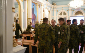  Již před samotným zahájením jednání probíhala mezi účastníky čilá diskuse.