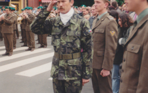 První velitel 71. mechanizovaného praporu, pplk. Ing. Zdeněk Hanko, zachycený na náměstí v Hodoníně v polovině devadesátých let. Bylo to období zavádění nové uniformy vz. 95, která měla jinou formu hodnostního označení a v této době ještě nebyla ujednocena forma hodnostního označení na pokrývce hlavy, v tomto případě baretu.