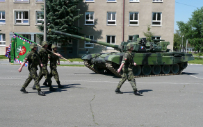 Neexistuje mnoho fotografií, kde jsou zachyceny hned dva hlavní symboly 73. tankového praporu. Tím prvním je bojový prapor a druhým tank T-72M4 CZ, který byl ve výzbroji praporu dvacet let. Tento snímek vznikl na nástupišti v přáslavických kasárnách 12. června 2007. 