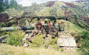 K činnosti 72. mechanizovaného praporu s krycím číslem VÚ 3866 se zachovala celá řada fotografií zejména v soukromých sbírkách, odkud pochází i tato, s maskovaným tankem T-72 někde v prostoru VVP Libavá. 