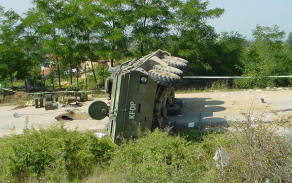 Tragická událost 14. září 2002 v Kosovu si vyžádala dva životy příslušníků tankového praporu. Fotografie převráceného OT-64 byla pořízena druhého dne před základnou Šajkovac. Dokumentaci místa nehody byla pečlivě zpracována Vojenskou policií. 