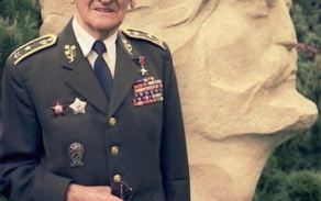 Generál Josef Buršík na fotografii, která vznikla na počátku devadesátých let. Pozornému oku neunikne nad stužkami samostatně umístěné jeho nejcennější vyznamenání – Hrdina SSSR. To zcela vyvrací tvrzení, že se v roce 1968, na protest, po intervenci vojsk Varšavské smlouvy, tohoto vyznamenání vzdal. Ostatně, že byl Hrdina SSSR je uvedeno i na jeho hrobu. 