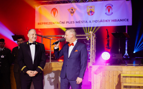 První společný Reprezentační ples města a posádky Hranice nabídl slavnostní večer ve znamení spolupráce a tradice