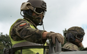 Z přáslavické posádky zamířila v devět ráno kolona tanků Leopard 2A4 doprovázená vyprošťovacími pásovými vozidly a vojenskou policií. Po celý den nacvičovala přesun po úseku dálnice D35. 