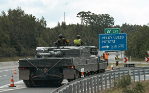 Z přáslavické posádky zamířila v devět ráno kolona tanků Leopard 2A4 doprovázená vyprošťovacími pásovými vozidly a vojenskou policií. Po celý den nacvičovala přesun po úseku dálnice D35. 